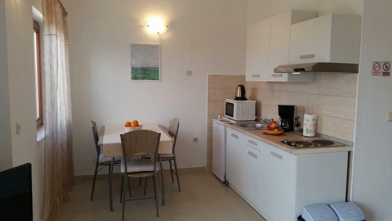 Appartamento Apartman Ivanica Jezera Esterno foto